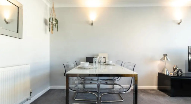 BEST PRICE! - 1 MIN TO THE SHOPS, BARS, PUBS & RESTAURANTS! PERFECT LOCATION - FREE PARKING - FREE WIFI - SMART TV - COMFY BEDS - 4 Single beds or 2 Doubles