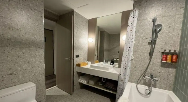 Четырёхместный номер Standard с балконом Howard Lake Resort Shihmen Dam