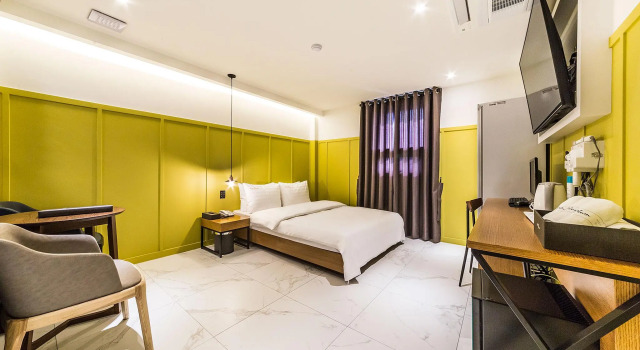 Люкс с видом на город Plum Hotel