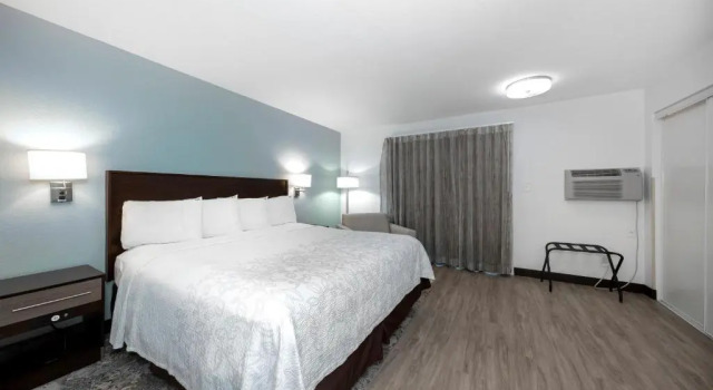Двухместный люкс с видом на бассейн Red Roof Inn PLUS+ & Suites Naples Downtown-5th Ave S