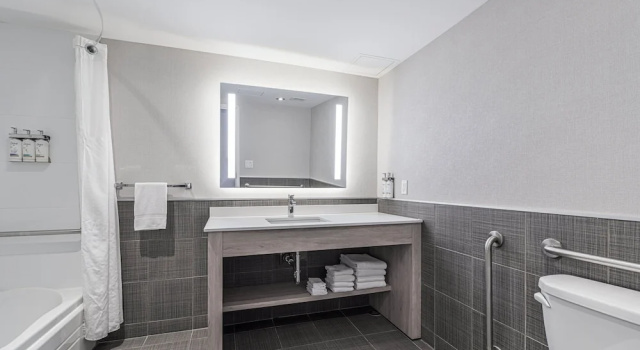 Двухместный номер Standard Holiday Inn Express Hotel & Suites Saint - Hyacinthe by IHG