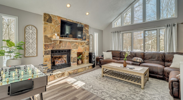 Contemporary House in Lakeside Community! Poconos