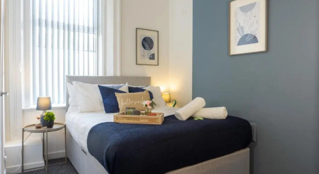 Air Host and Stay - Breckfield house sleeps 14, 7 bedrooms free parking LFC, Забронировать Отель Отели Ливерпуля с парковкой, рядом с World of Glass, Парковка