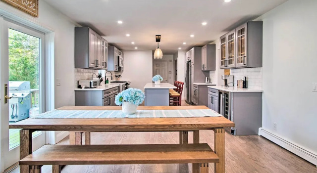 Updated Falmouth Family Home ~ 2 Mi to Beach!, Забронировать Дом для отпуска Фалмут Полуостров Кейп-Код