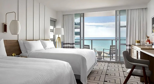 Четырёхместный номер Premium с балконом и oceanfront Cadillac Hotel & Beach Club, Autograph Collection