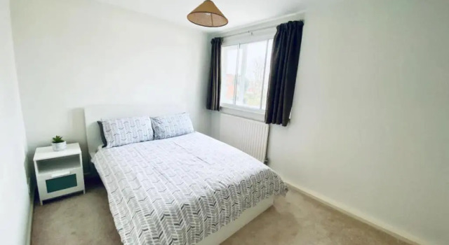 Stratford upon Avon: 2 bed town centre apartment, parking for one car