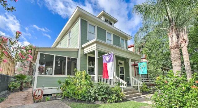 Коттедж Historic Galveston Hideaway, Walk to the Beach!