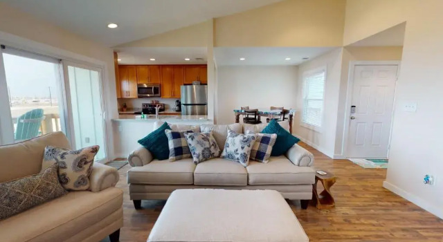 AH-G224 Remodeled Second Floor Condo, Shared Pool & Hot Tub, Near Marina