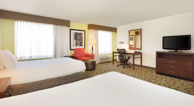 Четырёхместный номер Standard Hilton Garden Inn Hoffman Estates