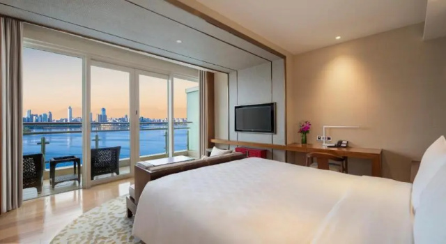 Двухместный номер Premium с балконом и с видом на море InterContinental Haikou Seaview by IHG