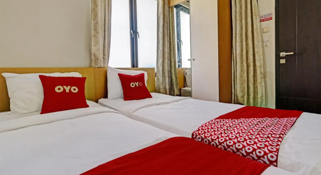 Deluxe Twin room OYO 92768 Flagship Exclusive Colombus Near Stasiun Karawang