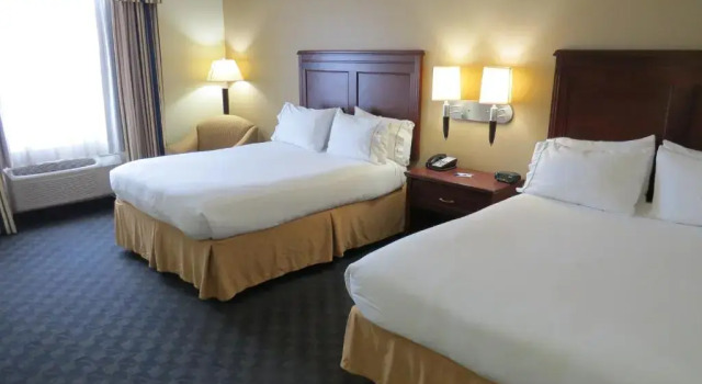 Четырёхместный номер Standard Holiday Inn Express Hotel & Suites Pampa by IHG