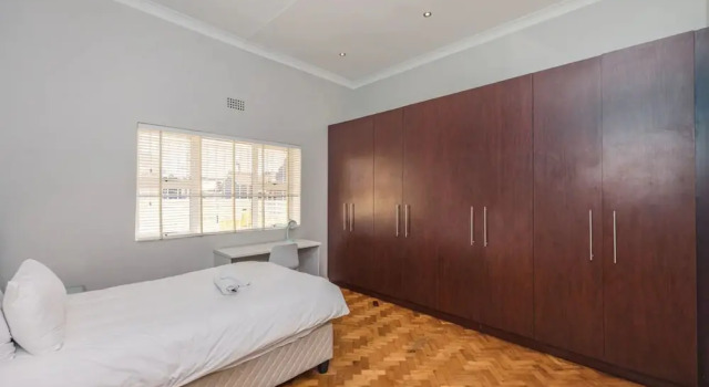 Апартаменты с 4 комнатами с балконом Contemporary 4 Bedroom Home