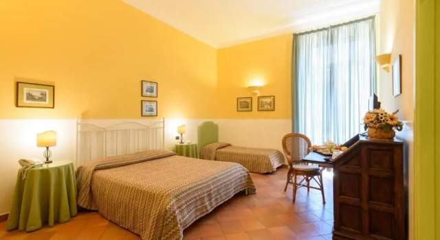 Трёхместный номер Standard с балконом Hotel Mergellina