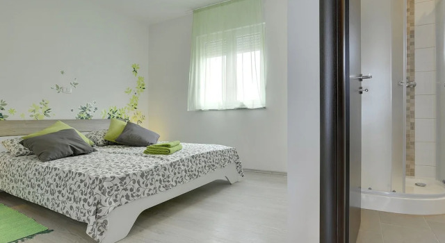 Detached Villa With Pool and Large Garden in Quiet Area Near the Sea, Rezervovat Vila Hotely v Hreljići s parkováním, Parkování