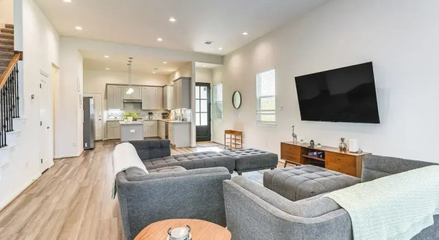 5 Mi to Downtown - Chic Home w/ Patio in Houston!