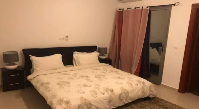 Residence loving T4, Boek Appartement Hotels in Abidjan met parkeren, Parkeren