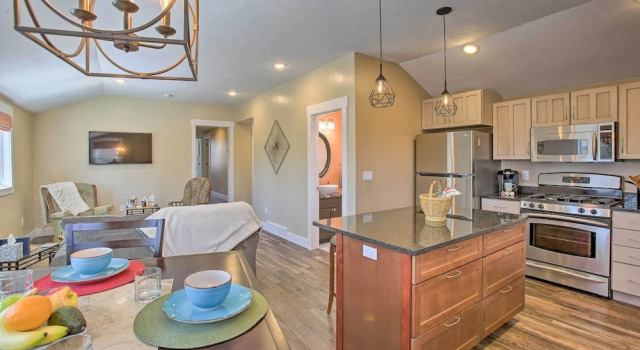 Апартаменты Dtwn Ludington Apt w/ Fire Pit: Day Trip to Slopes
