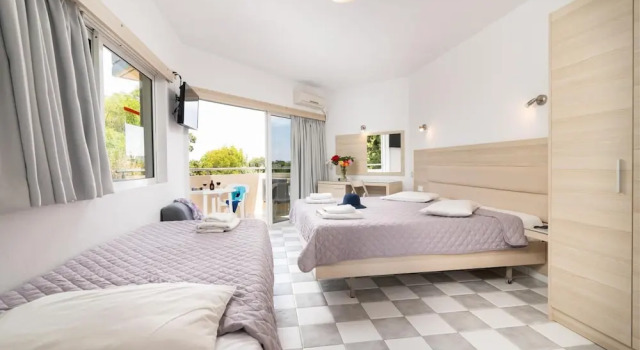 Трёхместный номер Standard с балконом Sabina Hotel