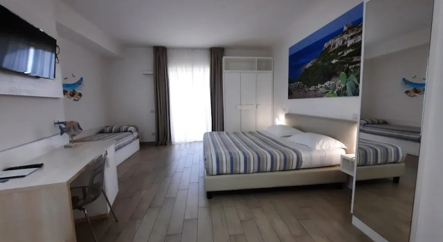 Трёхместный номер Standard с балконом и с частичным видом на море Est hotel