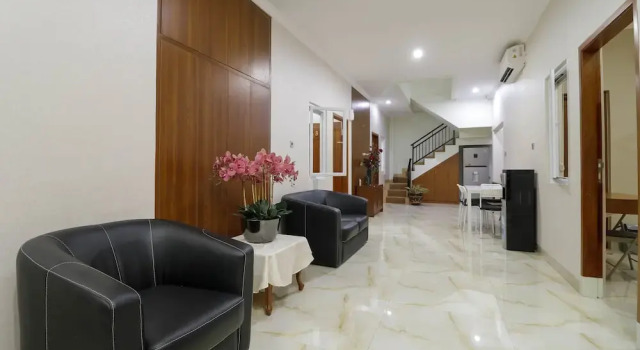 RedDoorz Plus near Dharmawangsa, Rezervasyon Otel Kebayoran Baru Cakarta, Blok A yakınında