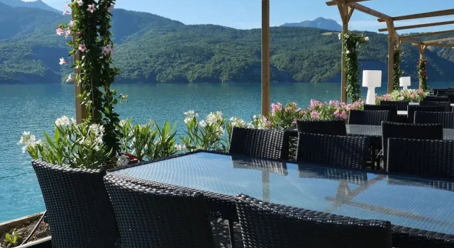 Апартаменты Chorges Lakeside Stay With a Fireplace