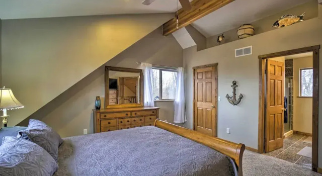 Spacious Buckeye Lake Home w/ Hot Tub & Fire Pit!, Varaa Lomakoti Buckeye Lake Ohio