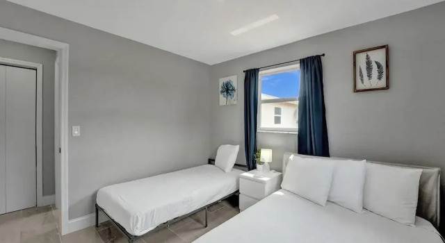 4 Bedroom Delray Beach Vacation Home Sports, Забронировать Дом для отпуска Виллы Делрей-Бич, рядом с Old School Square Cultural Arts Center, Вилла