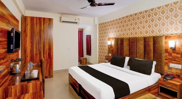 Двухместный номер Deluxe с балконом и с видом на город Hotel Woodland Suites Near Delhi Airport