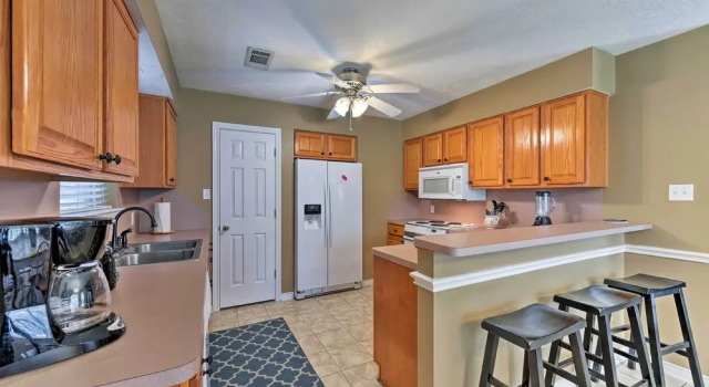 Коттедж Cozy College Station Home w/ Patio and Fireplace
