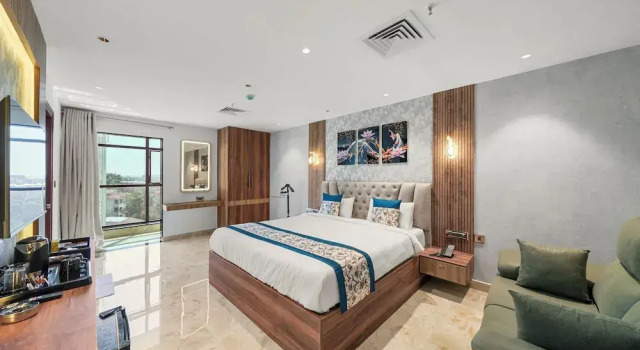 Люкс с балконом и с видом на город Hotel Grand Kasturi