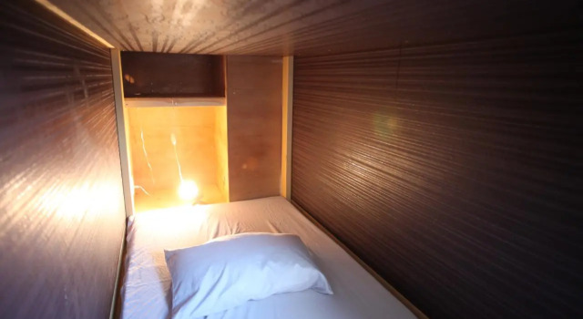Кровать в общем номере Base Inn Komagome Tokyo