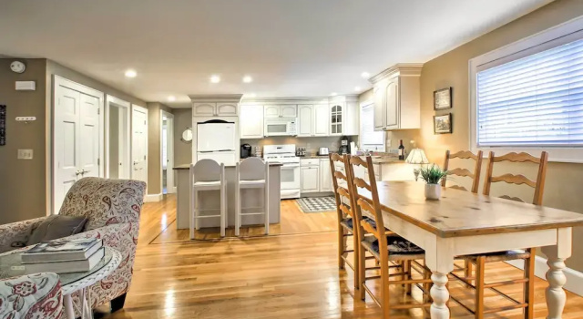Коттедж 1/2 Mi to Beach: Lovely Guesthouse in Kennebunk!
