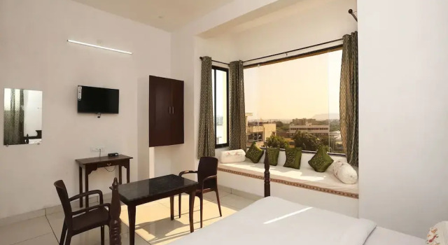 OYO 9723 Home Farm Stay Connaught Palace, Забронировать Фермерский дом Отели штата Раджастхана с парковкой, Парковка