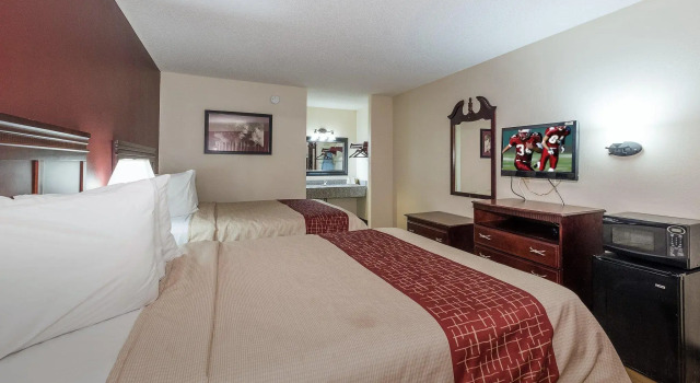 Четырёхместный номер Deluxe Red Roof Inn Chipley