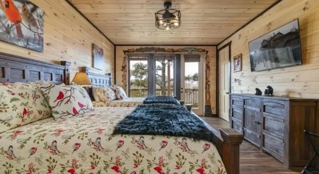 Cabin Fever - 2 Bedrooms, 2 Baths, Sleeps 8 2 Cabin by RedAwning, Забронировать Отель Отели Пиджен-Фордж с парковкой, рядом с Навесная переправа Смоки-Маунтин, Парковка