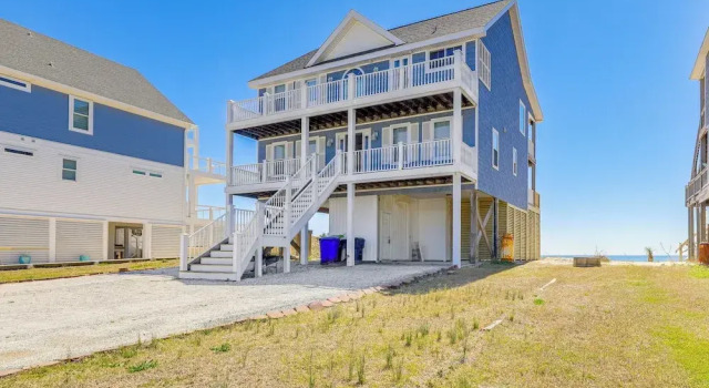Коттедж Hot Tub & Decks: North Topsail Beach Home