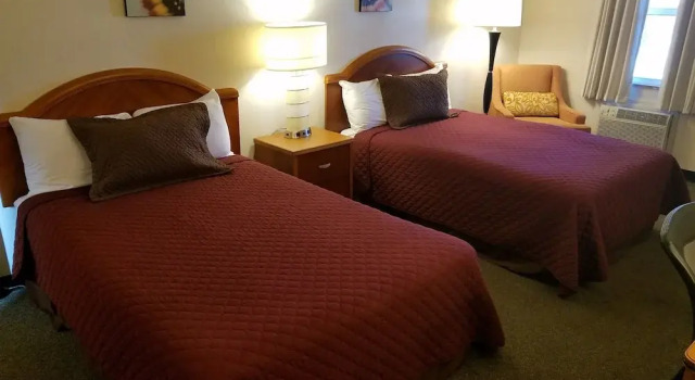 Четырёхместный номер Standard West Plains Motel