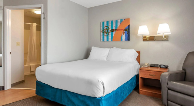 Двухместный номер Standard MainStay Suites Emporia