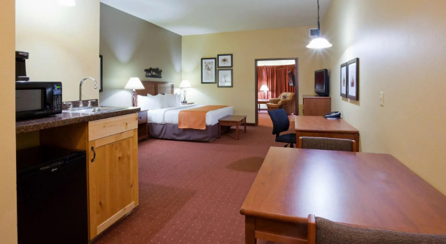 Двухместный люкс с 2 комнатами AmericInn by Wyndham Fargo Medical Center