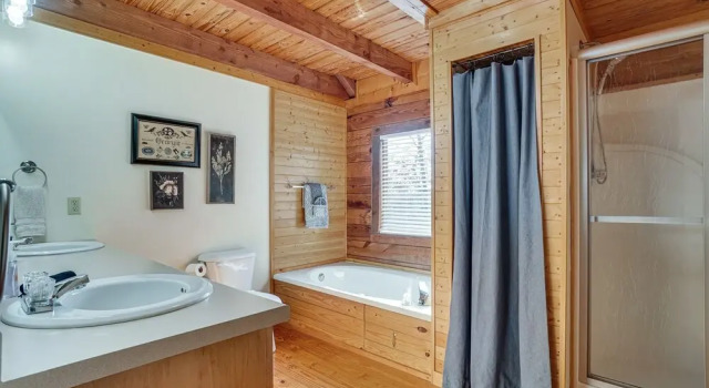 Spacious Log Cabin in Helen w/ Deck & Pool Access!