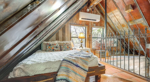 Коттедж 'horse Thief Inn' Cabin Retreat w/ Deck & Hot Tub!