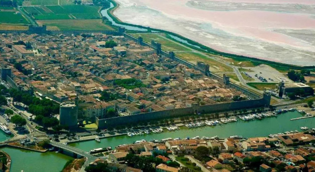 La Maison dans les remparts, Réserver Hôtel Hôtels à Camargue avec piscine, Piscine