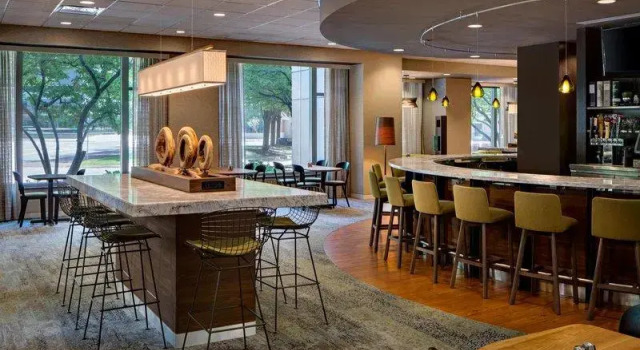 Кровать в общем номере Courtyard Grand Rapids Downtown