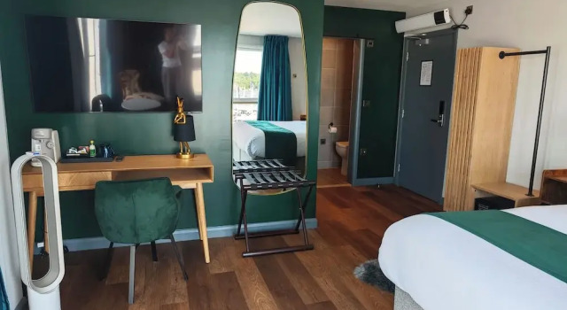 Deluxe cameră cu balcon și cu vedere la port Pinnacle Suites