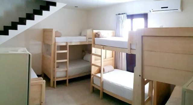 Кровать в общем номере (женский номер) с балконом Hostal de Las Américas