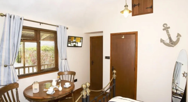 Firs Cottage Bed and Breakfast, Varaa Lomakoti Mökit kohteessa Merseyside, Mökki