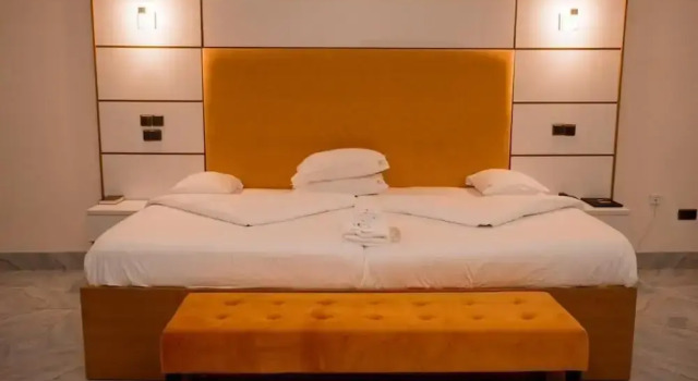 Crispan Suites And Event Center, Rezerwuj Hotel Jos 