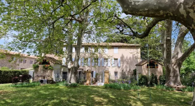 1560- Domaine Des Cinq Jardins- A Magical and Authentic Mansion, Забронировать Гостевой дом Фюво Буш-дю-Рон