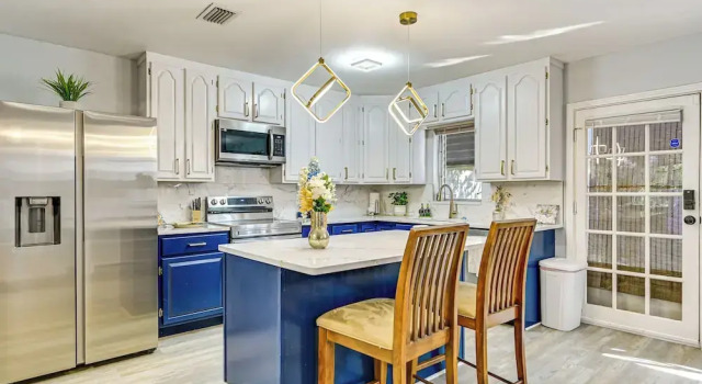 Коттедж 3 Mi to Usf: Chic Home w/ Yard in Tampa!